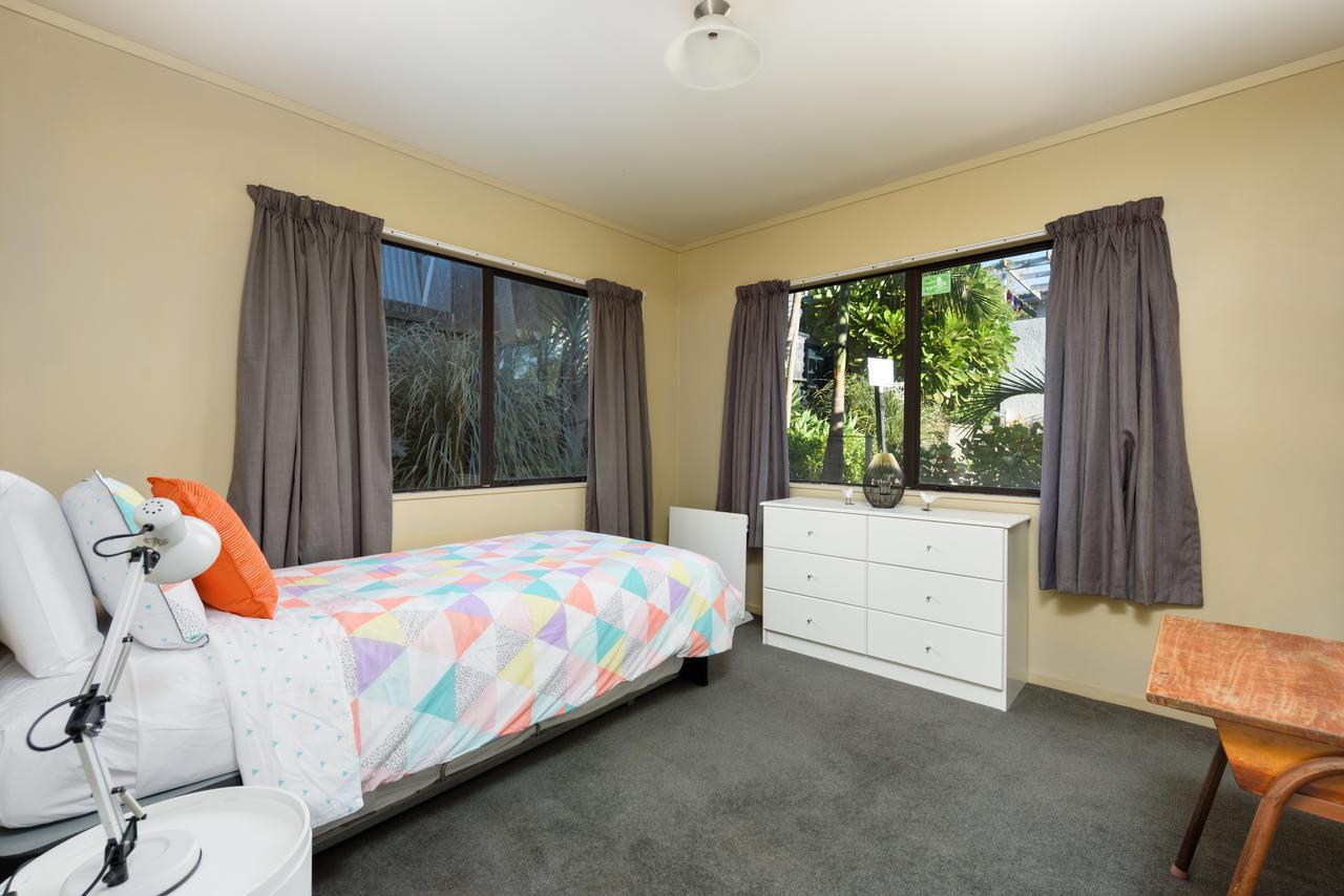 Convenient Family Bach With Easy Access To Blake Park The Beach And Downtown Mount Maunganui Exterior photo
